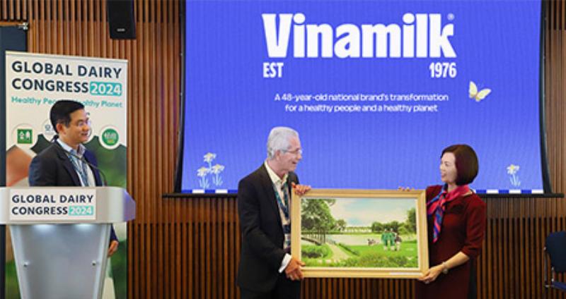 Hình ảnh một gia đình Việt Nam đang cùng nhau uống sữa Vinamilk, thể hiện sự gắn kết và tin tưởng vào thương hiệu